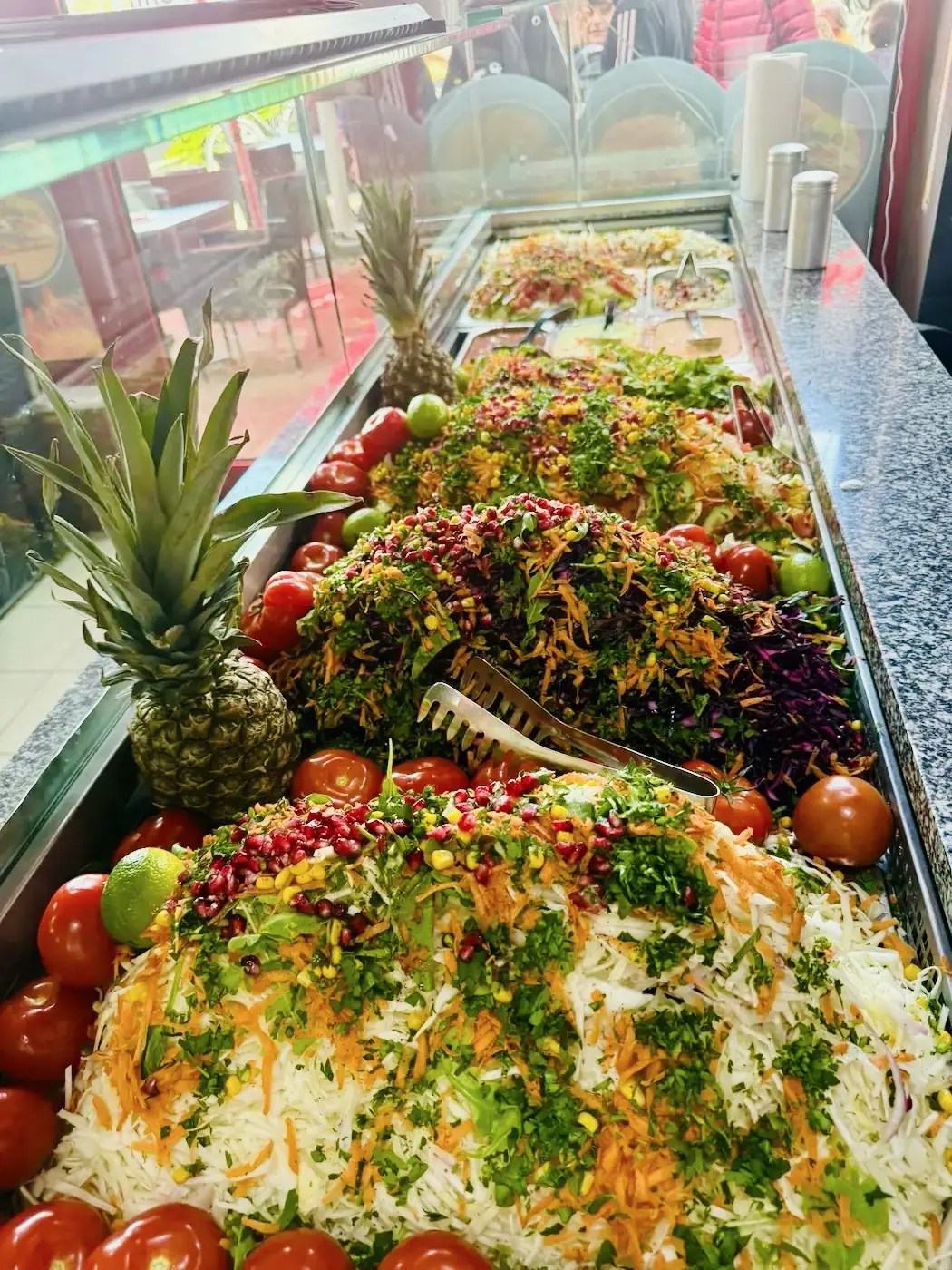 Bunte Frische-Theke mit Salaten und Gemüse