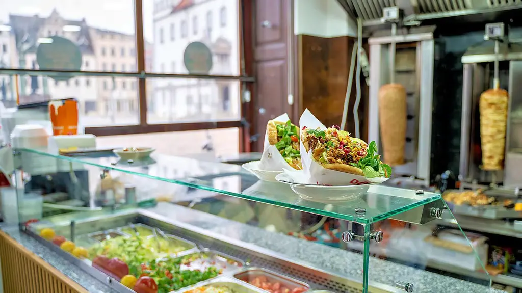 Frisch belegter Döner an der Theke bei LiebeDöner Wittenberg